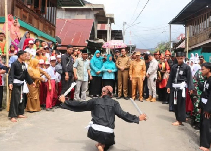 Serap Aspirasi, Edison dan Sumarni Ngantor di Desa Sumbang 1 Ekor Kerbau dan Serahkan Mobil Operasional Desa