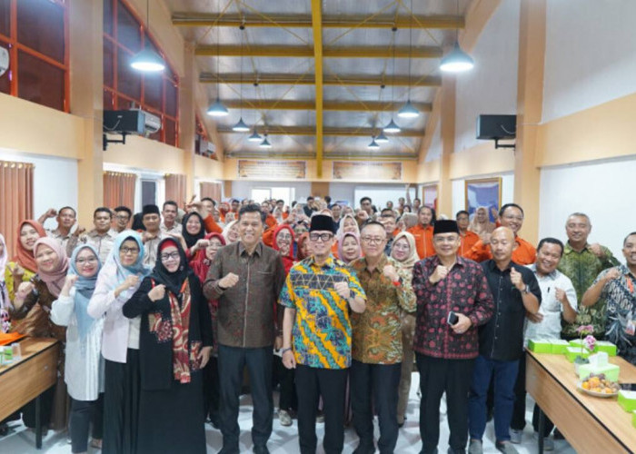 Teddy Beri Bantuan Kepada Puluhan Mahasiswa Program Pasca Sarjana Unbara