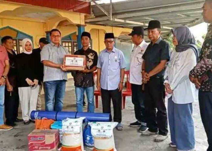 Wakil Bupati OKU – BAZNAS OKU Bantu Korban Rumah Kebakaran di Kecamatan Lengkiti