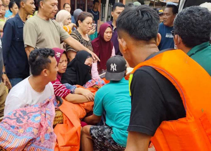 Dramatis! Jenazah Warga Dievakuasi Pakai Perahu Karet Akibat Banjir di Karang Dapo