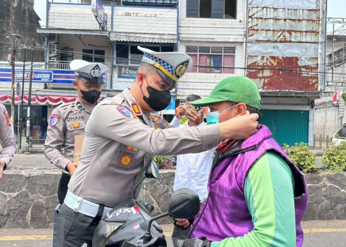 Sat Lantas Lubuklinggau Bagikan 1.000 Masker Gratis, Warga Diimbau Waspadai Kabut Asap