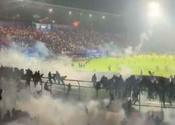 Tindakan Kepolisian Menembakan Gas Air Mata ke Tribun Langgar Aturan FIFA   