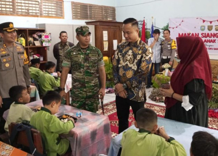 Pj Bupati, Kapolres dan Dandim 0403 OKU Bagikan Makan Siang Bergizi