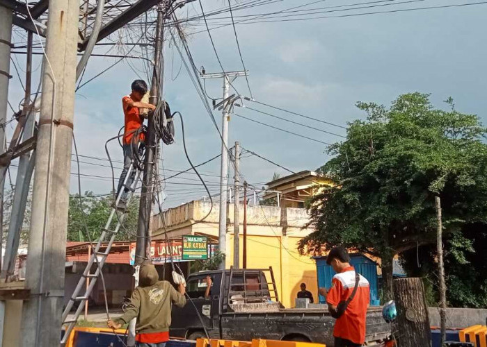 Gapura Kenangan Roboh, Lalu Lintas Macet dan Layanan Indihome Terganggu