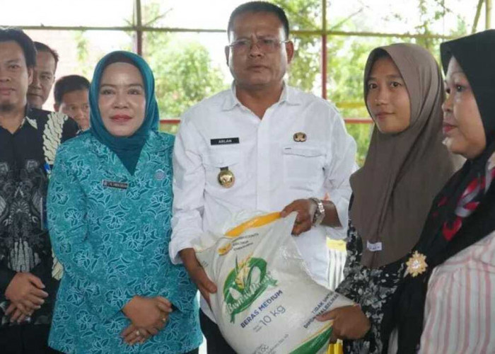 Wali Kota Arlan Serahkan Langsung Bantuan Beras CPP kepada Warga Desa Jungai Prabumulih