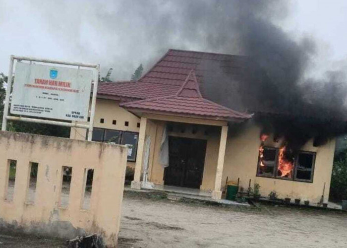 Kebakaran Hanguskan Ruang Staf Kantor Lurah Indralaya Indah, Diduga Akibat Korsleting Listrik