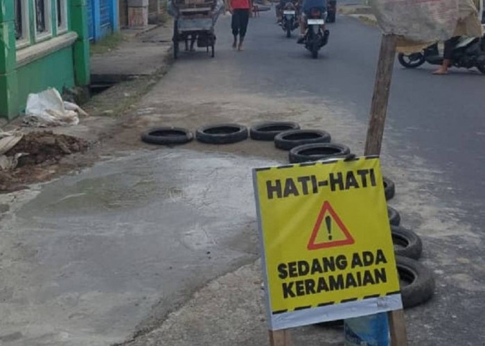 Warga Sekarjaya Swadaya Perbaiki Kerusakan Jalan