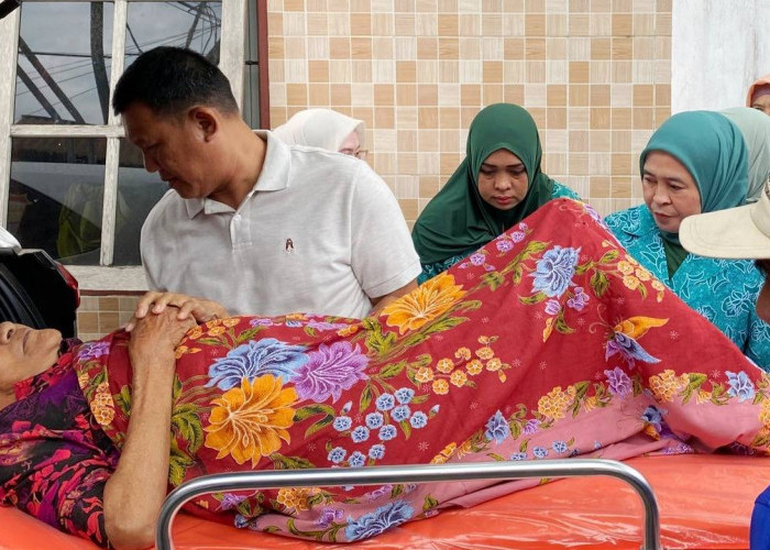 Rematik Menahun, Ibu Salbia Dibantu Dewi Sastrani Jalani Pengobatan Gratis