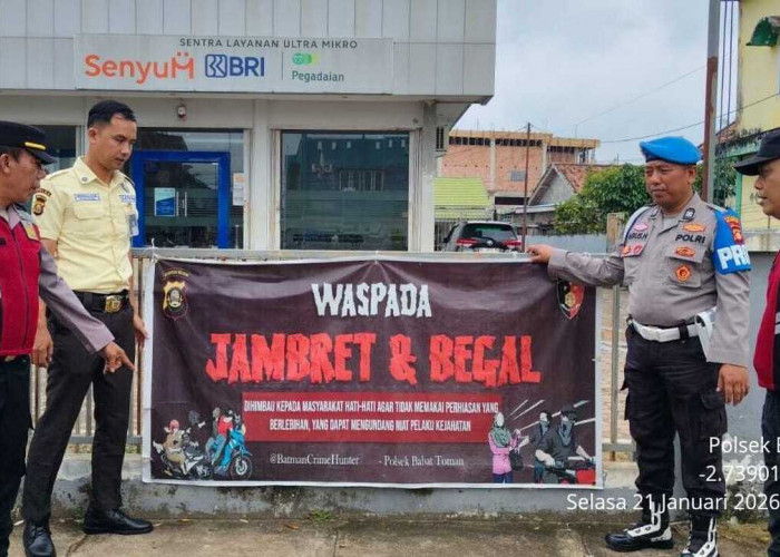 Patroli Jalan Kaki Polsek Babat Toman Sasar Pasar hingga Perbankan, Warga Merasa Lebih Aman