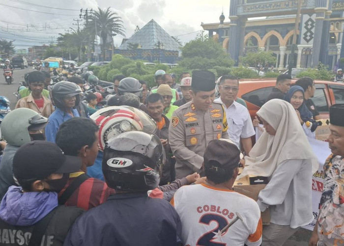 Kapolres Pimpin Pembagian Takjil Gratis