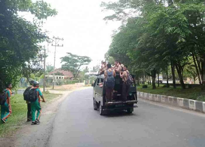 Pelajar Pilih Bergelantungan dan Duduk di Atap Mobil Angkutan Desa