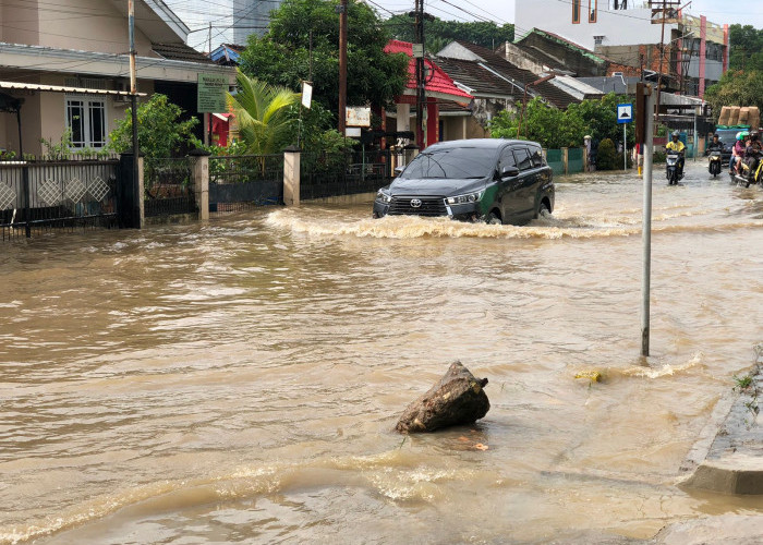 Pasca Hujan Deras Semalam, Banjir Belum Juga Surut!