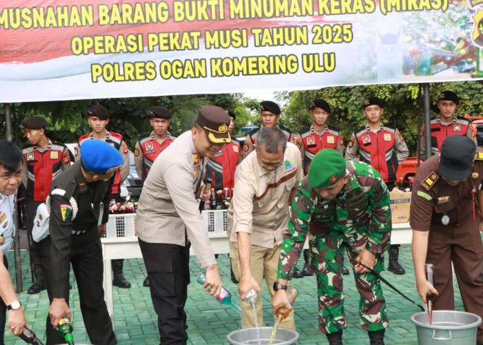 Ratusan Botol Miras Hasil Sitaan Operasi Pekat 2025 Dimusnahkan