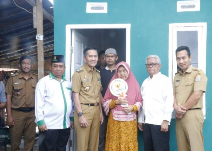 Resmikan Rumah ke-10 Bedah Rumah Baznas Palembang, Ratu Dewa Beri Pesan Haru untuk Penerima Bantuan