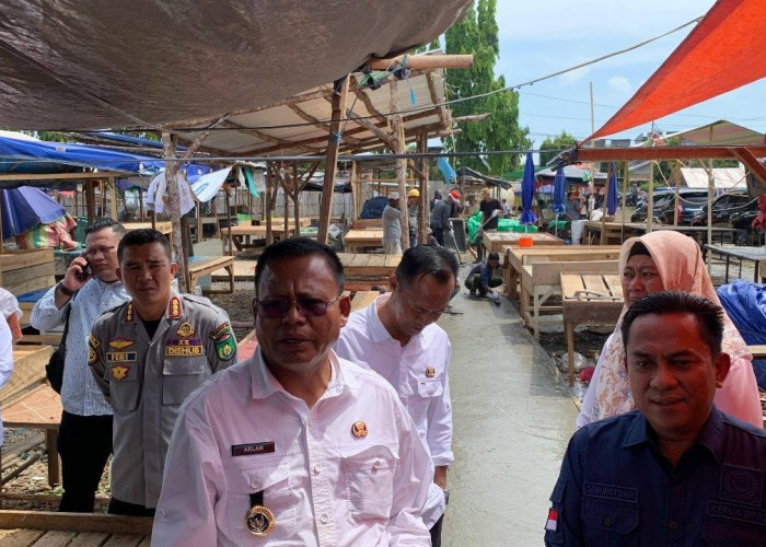 Aksi Nyata! Tanggapi Keluhan Pedagang, H Arlan dan Deni Victoria Gotong Royong Cor Jalan Pasar Subuh Prabumuli