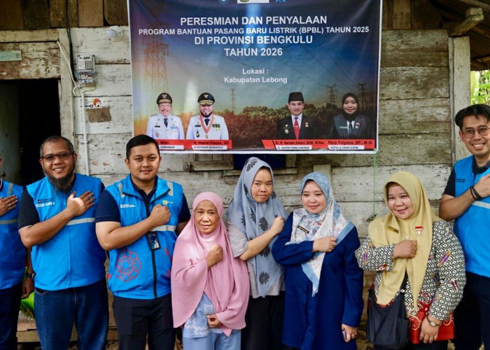 PLN Bengkulu Nyalakan Harapan 473 Warga Lebong, Rumah Kayu di Pelosok Kini Terang Benderang