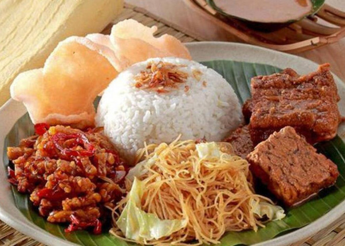 Nasi Uduk : Warisan Kuliner Nusantara yang Tetap Digemari di Tengah Arus Modernisasi