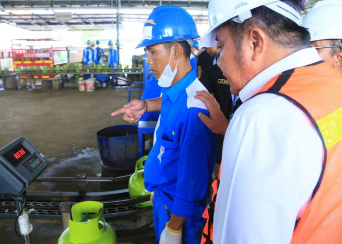 Pastikan LPG Aman dan Tepat Sasaran, Gubernur Herman Deru Tinjau SPPBE di Ogan Ilir.