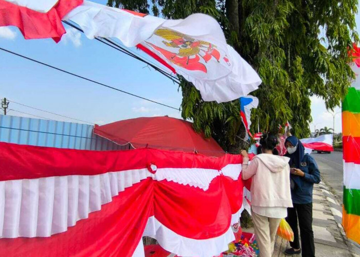 Pedagang Musiman Raup Rezeki di Tengah Semangat Merah Putih Prabumulih