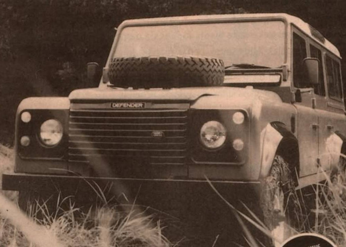 Land Rover Defender 1994: Ikon Ketangguhan Inggris yang Menyatu dengan Alam Indonesia. 