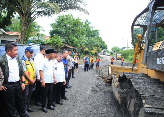 Hari Libur, Gubernur Herman Deru Pastikan Perbaikan Jalan Sekayu–Lubuk Linggau Segera Dimulai