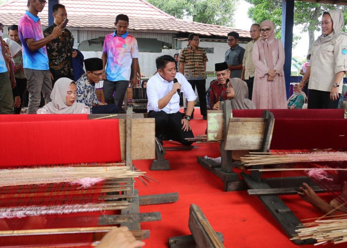 Peduli Keselamatan Kerja, Gubernur Herman Deru : Pemerintah Akan Biayai BPJS Pengrajin Besi