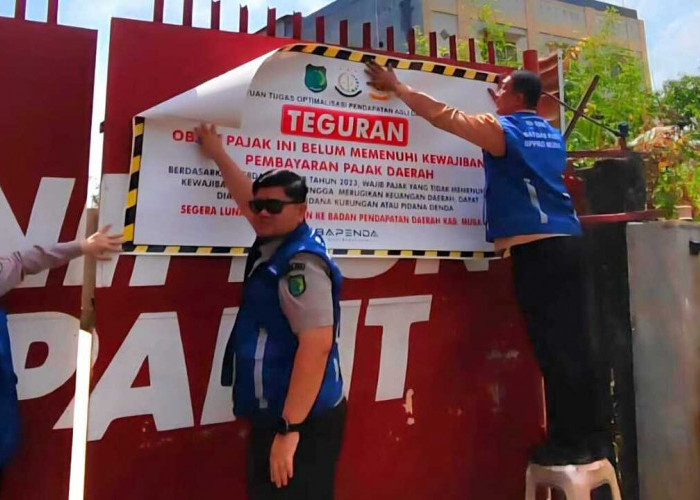 Reklame Tak Bayar Pajak, Bapenda Muba Tempel Stiker Teguran
