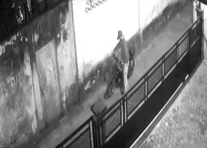 Terekam CCTV, Pencuri Gondol Motor Angkutan Galon dan Kayu Milik Warga Wira Karya
