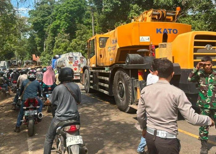 Truk Tangki BBM Terguling, Timbulkan Akibatkan Kemacetan