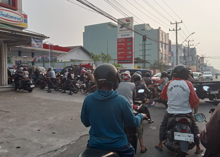 Antrean Pertalite Mengular di Lubuklinggau, Warga Keluhkan Sulitnya Mendapatkan BBM