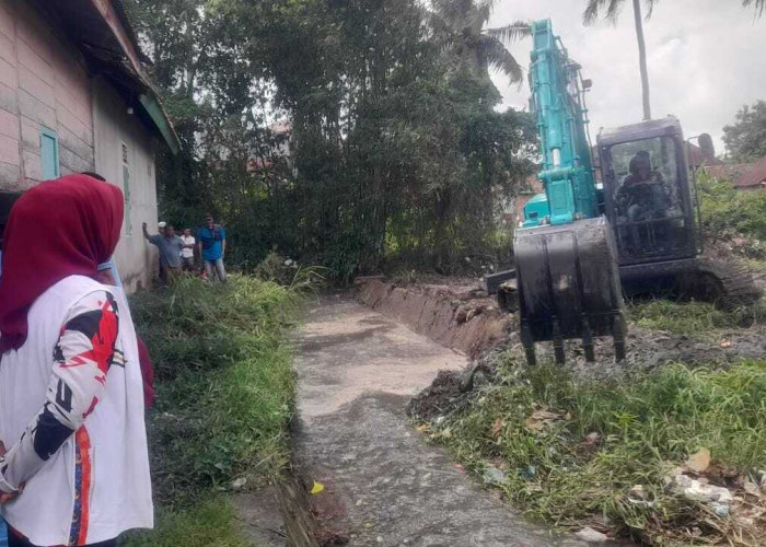 Atasi Banjir Mangga Besar, Wali Kota Prabumulih H Arlan Turunkan Alat Berat Pribadi Keruk Sungai Jambat Akar