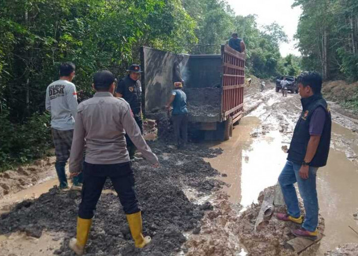 Manfaatkan Bongkaran Tol, Polisi dan Warga Gotong Royong Perbaiki Jalan Cengal-Sungai Jeruju 