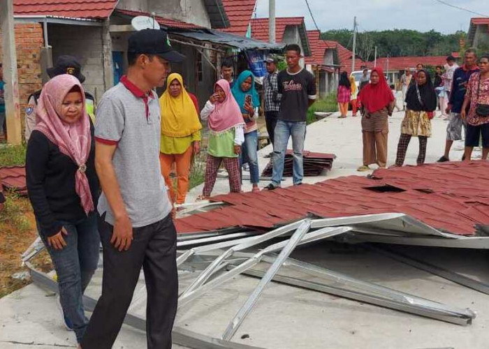 Tinjau Korban Angin Puting Beliung, Pj Wako Prabumulih: Kita Akan Perbaiki Seluruh Rumah yang Rusak