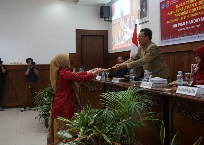 Tri Puji Handayani Kukuhkan Diri sebagai Doktor Seni Termuda di Palembang  
