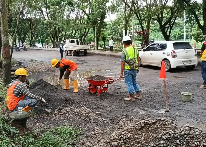 Keluhkan Jalinsum Dalam Kota Rusak Berlubang