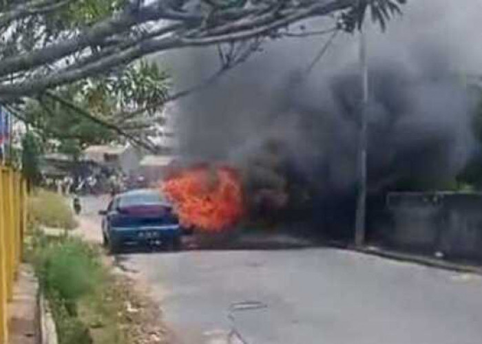 Mobil Sedan Timor di Prabumulih Terbakar, Pengemudi Berhasil Selamat