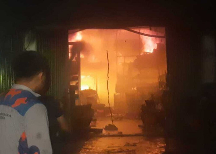 Diduga Konsleting Listrik, Ruko Empat Pintu di Jalinsum Kemalaraja OKU Ludes Terbakar