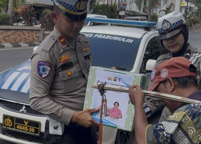Polisi Humanis, Satlantas Prabumulih Salurkan Bansos Demi Jalin Kedekatan dengan Warga