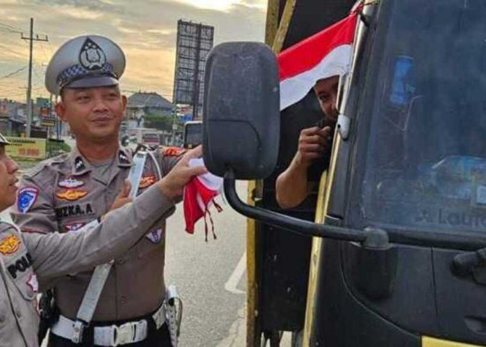 Kibarkan Semangat Nasionalisme, Polres Ogan Ilir Bagikan Bendera Merah Putih