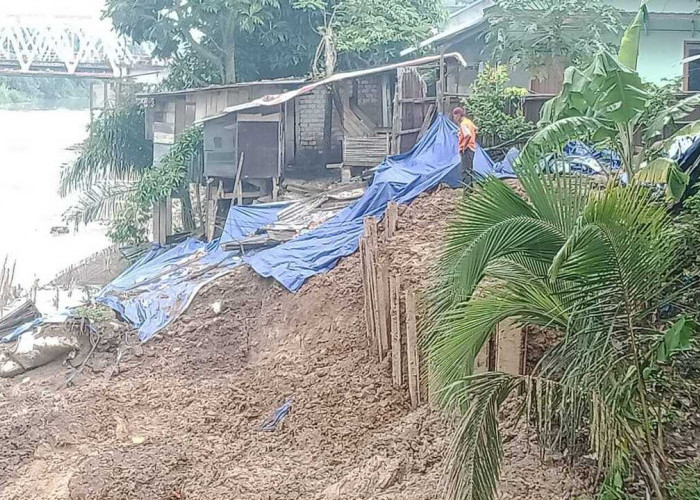 Longsor Ancam Rumah Warga Dampak Proyek Talud Sungai Enim