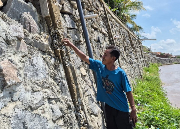 ‎Wow, Talud Rp15 Miliar di OKUT Diduga Tak Sesuai Standar