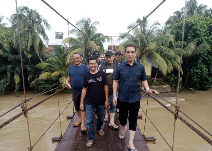 Anggota DPR RI meninjau Banjir di Muratara