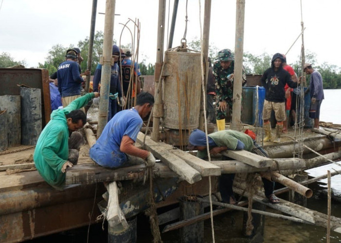 Kebersamaan Satgas–Masyarakat, Pengecoran Tiang Pancang Jembatan Gantung Desa Kuala Dua Belas Dimulai