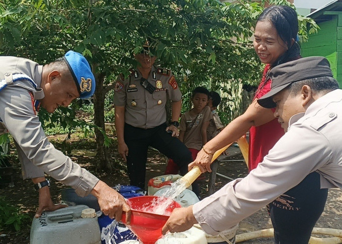 Polres Muba Salurkan 7.000 Liter Air Bersih untuk 100 KK di Muba