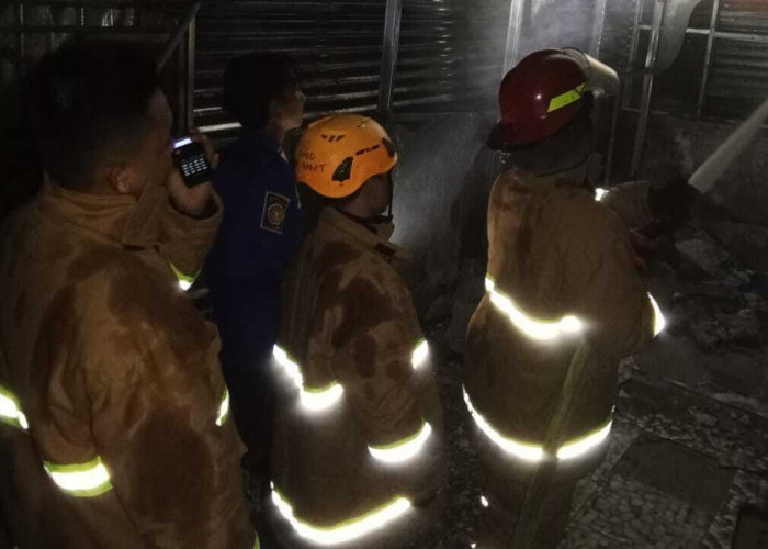 Kebakaran Hebohkan Warga Prabumulih, Rumah Mantan Pegawai Rutan di Belakang Alfamart Sukajadi Terbakar