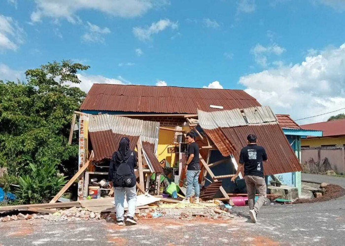 Diduga Tabung Gas Meledak, Rumah Warga di Baturip Roboh