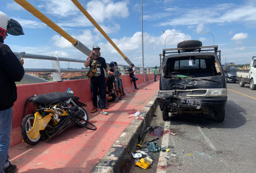 Kondisi mobil Susuzki Pick Up dan motor pascatabrakan di Jembatan Musi IV Palembang, Kamis (6/7)n