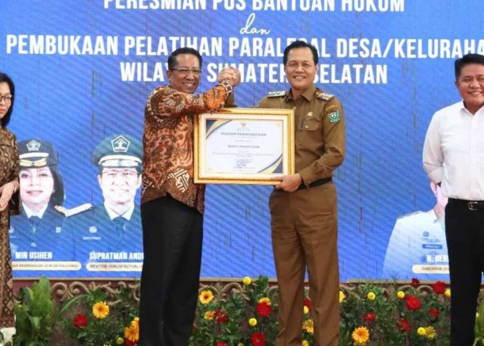 Tercepat Bentuk Posbankum se-Sumsel, Bupati Edison Raih Penghargaan Menteri Hukum RI