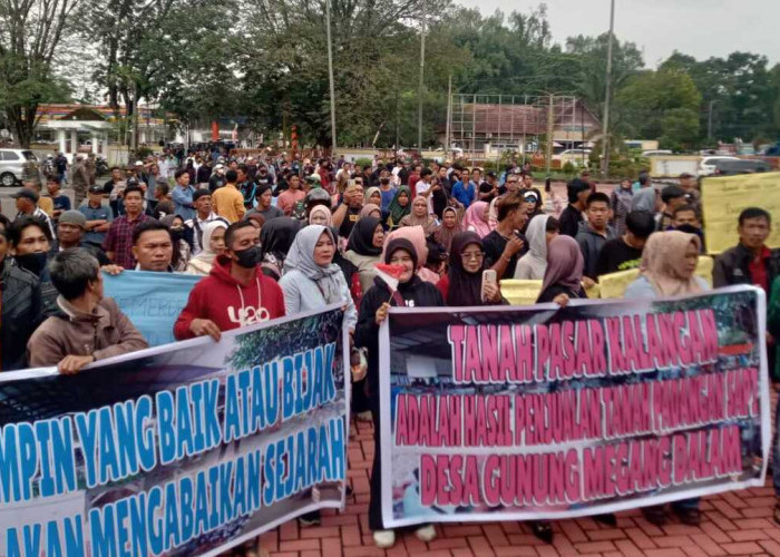 Ratusan Warga Gunung Megang Dalam Geruduk Kantor Bupati, Tuntut Solusi Tanah Pasar Kalangan