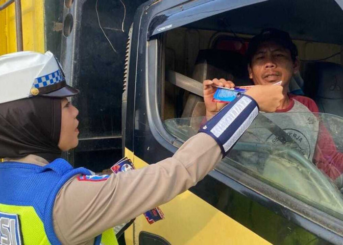 Satlantas Polres Ogan Ilir Gelar Operasi Keselamatan Bagikan Stiker dan Edukasi Pengendara